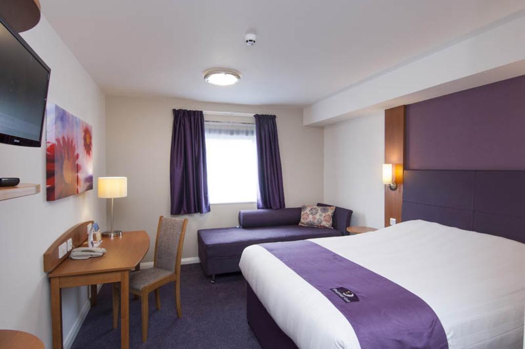 Premier Inn Ashford Central Exterior photo